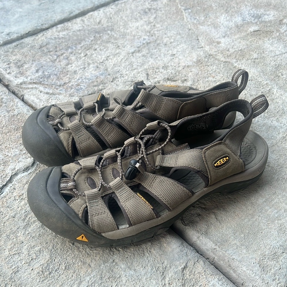 Keen Men’s Newport Sandal Khaki Green  Size 11.5